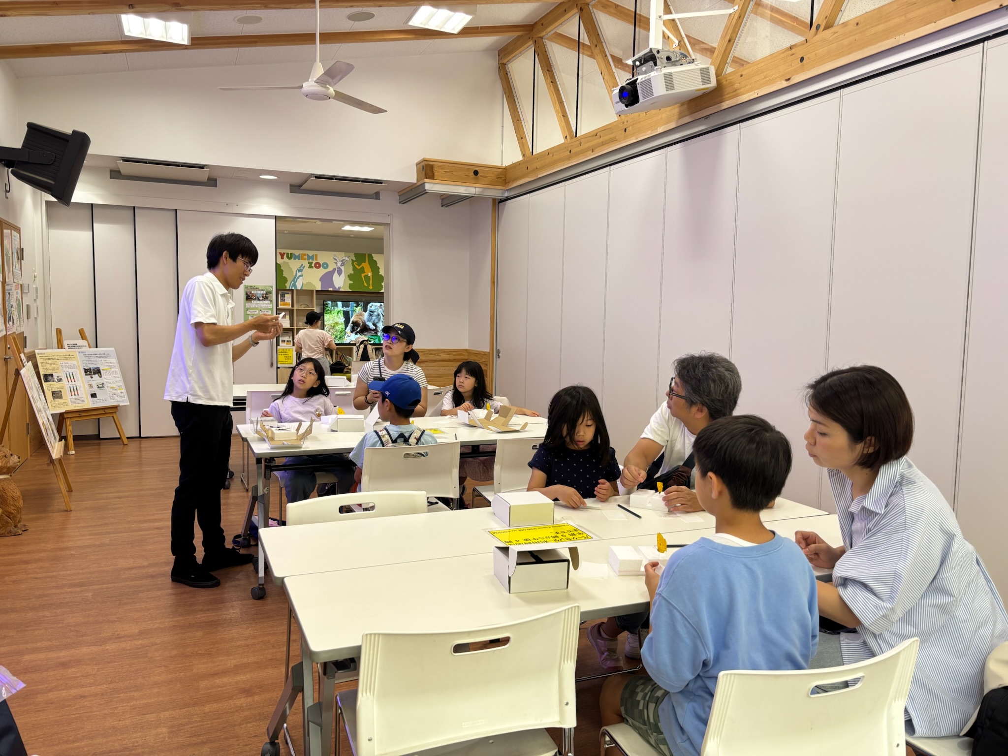 チョウの標本づくりワークショップのようす