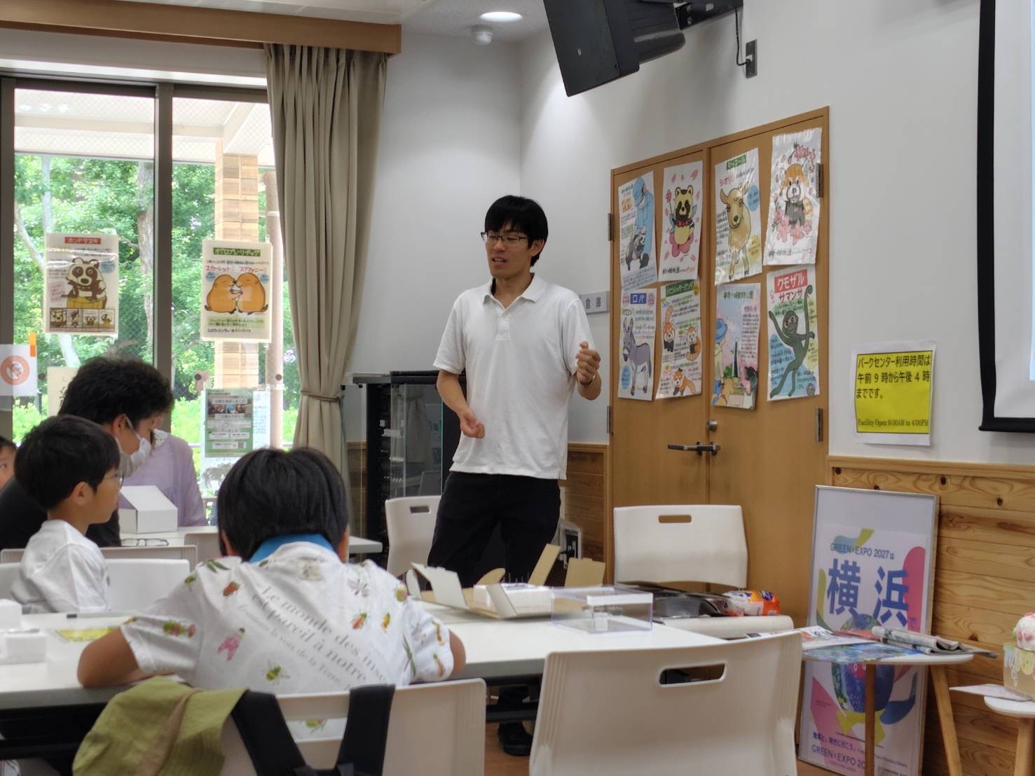 講師が参加者に説明しているようす