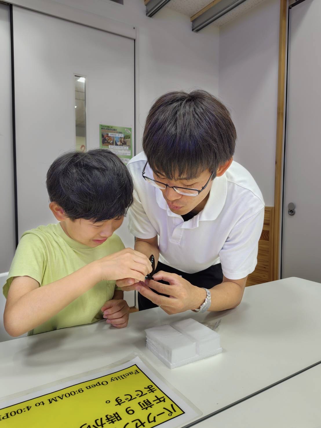 講師が子どもに標本づくりを指導するようす