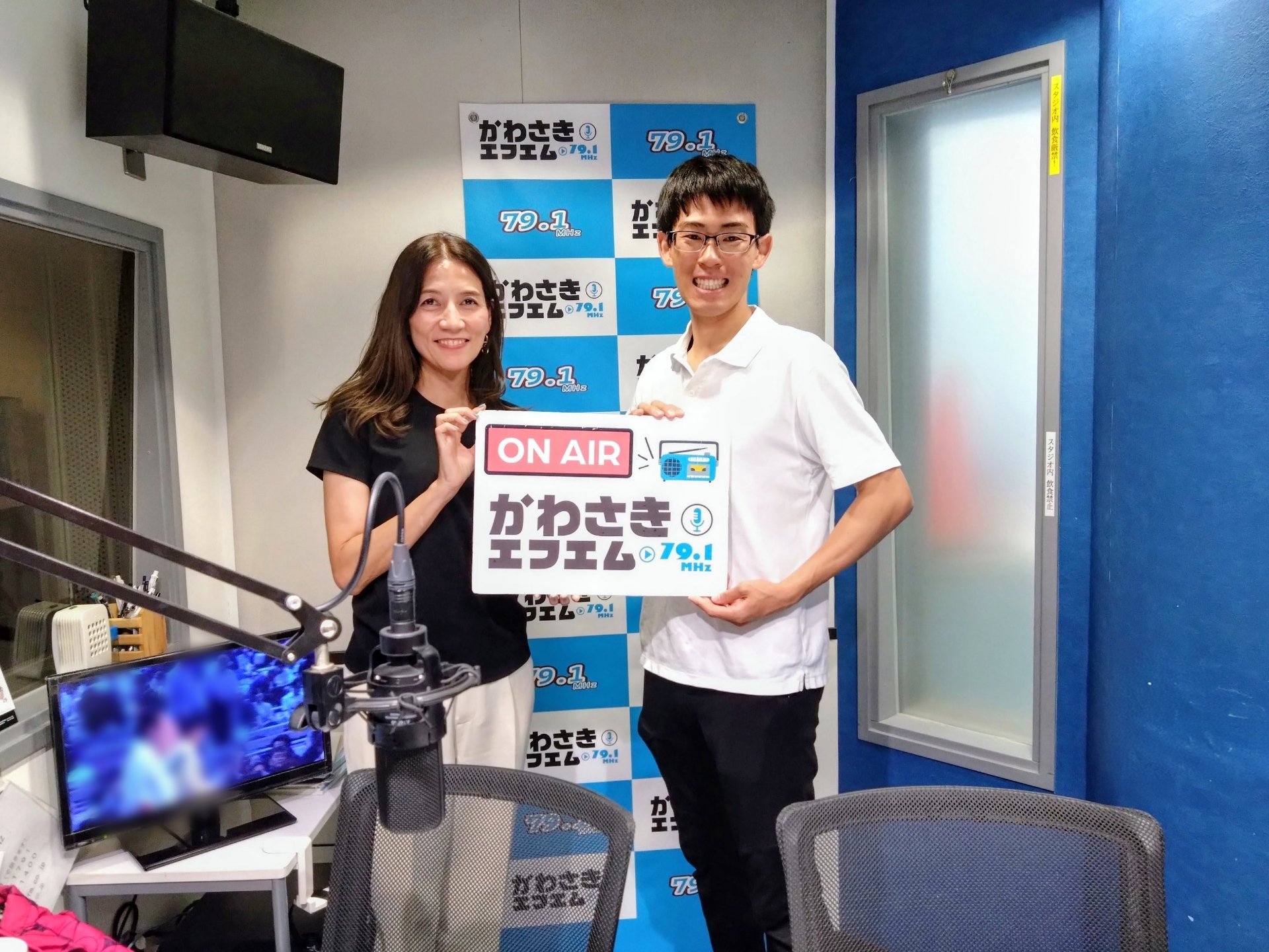 FMかわさきの番組に出演するようす