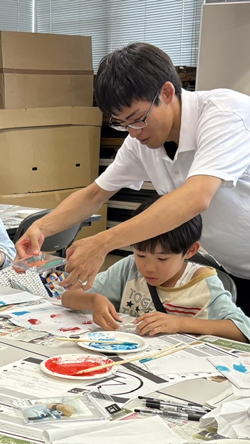 とうめい葉っぱに色をつける子どものようす