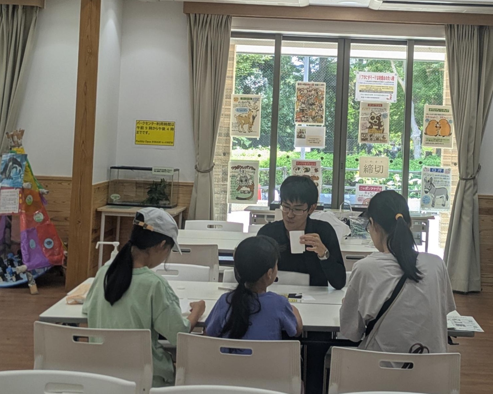 講師が子どもたちに説明するようす