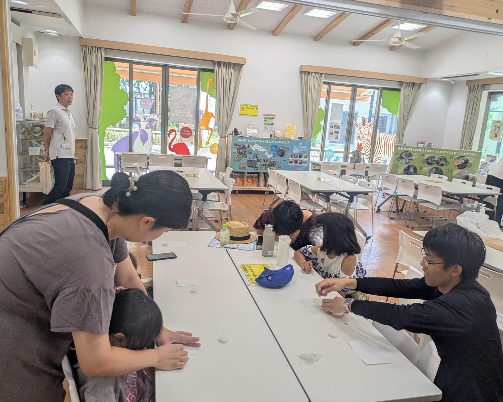 親子で鱗粉転写に取り組むようす