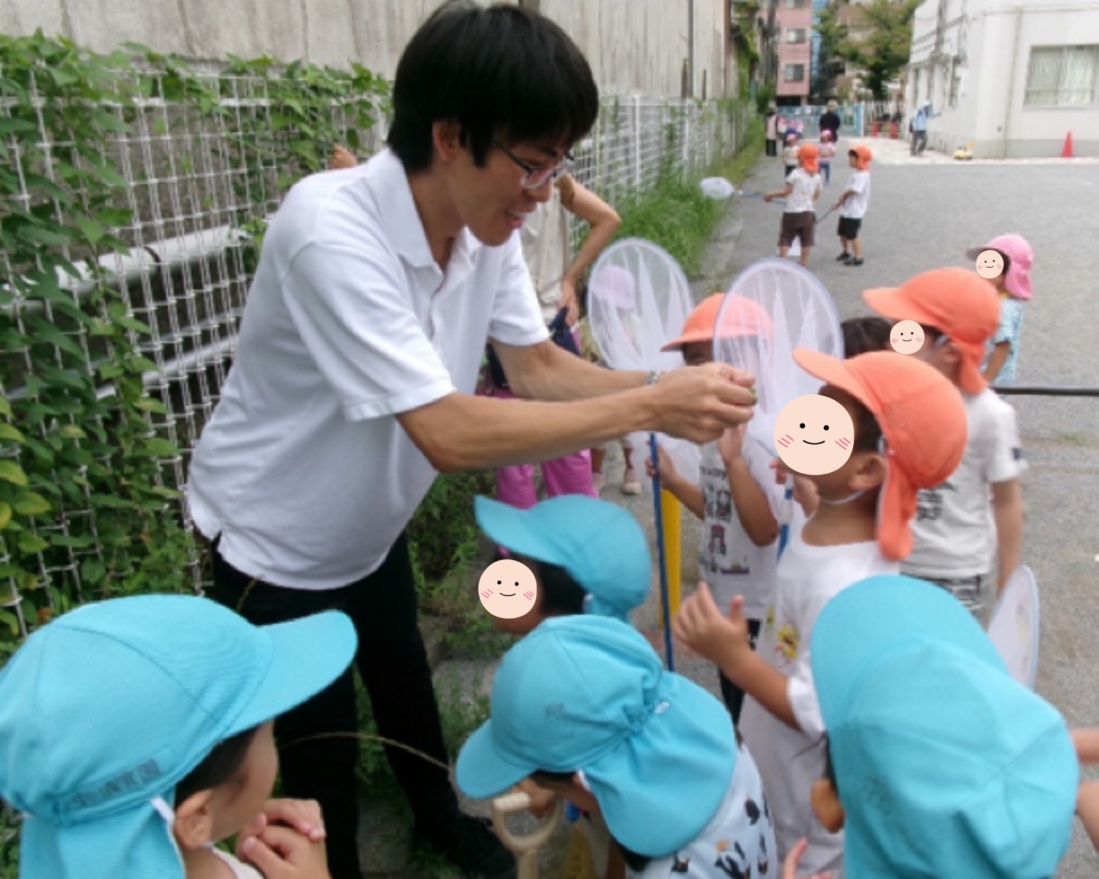 見つけた生き物を園児に見せるようす