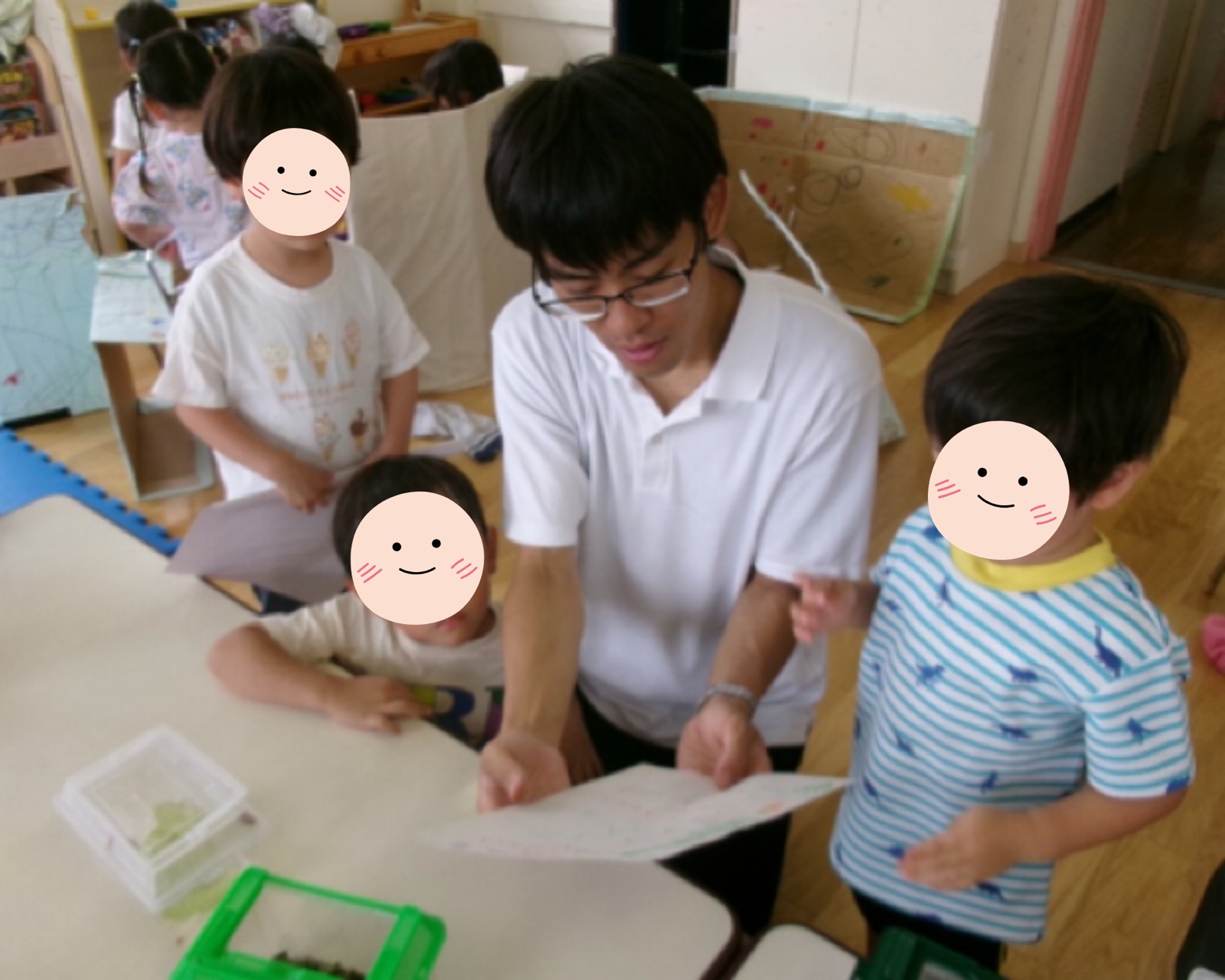 見つけた生き物を図鑑で調べるようす