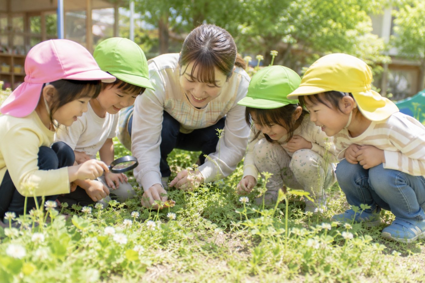先生と子どもたちの自然観察風景