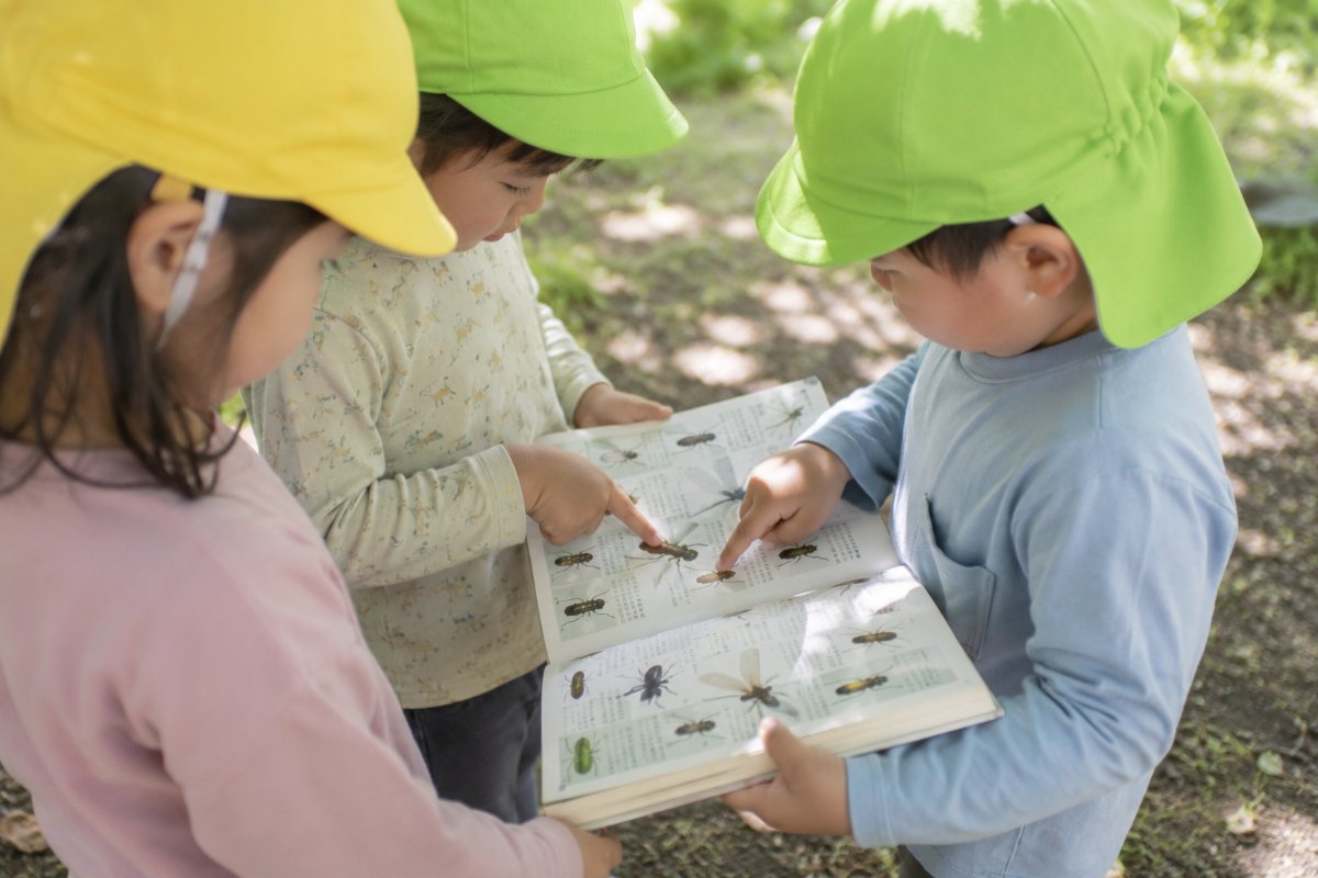 図鑑をのぞき込む子どもたち